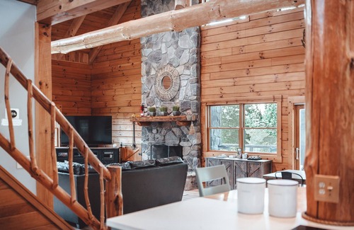 Rockbridge Cabin | High Meadows Lodge:Nature trails,Private 20+acres,Hot Tub,Fire Pit, Wifi