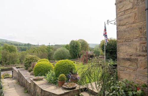 Furness Vale House | High Peak 5-Star Haven Gardens, Parking & WiFi
