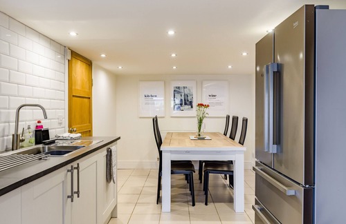 High Peak House | High Peak Place - Three Bedroom House, Sleeps 8