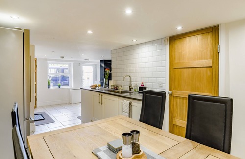 High Peak House | High Peak Place - Three Bedroom House, Sleeps 8