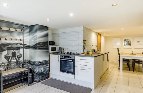 High Peak House | High Peak Place - Three Bedroom House, Sleeps 8