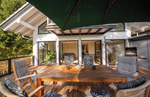 Holzhausen Apartment | High quality kitchen with gas stove, large terrace, Weber gas grill, box spring beds
