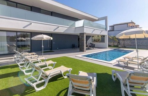 Guia Villa | High-quality villa with pool, AC and games room.