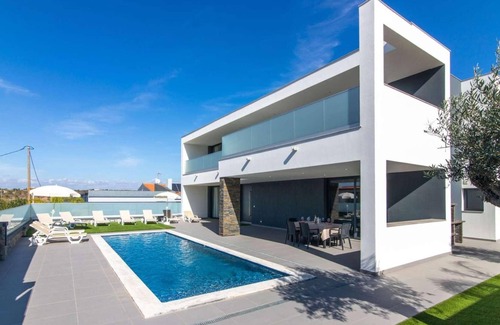 Guia Villa | High-quality villa with pool, AC and games room.
