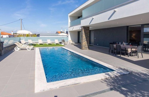 Guia Villa | High-quality villa with pool, AC and games room.