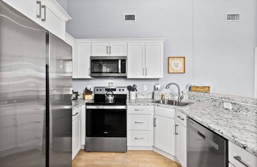 Palm Coast Condo | High Reviews! Updated Top Corner-Euro Village-Shops, Food & Bars-5 Min to Beach!