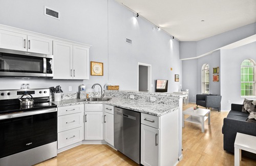 Palm Coast Condo | High Reviews! Updated Top Corner-Euro Village-Shops, Food & Bars-5 Min to Beach!