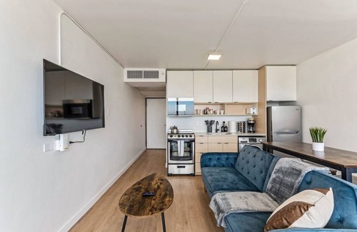 People's Freeway Apartment | High Rise 11th Floor City Views Free Pkg, Gym