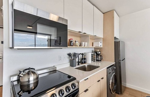 People's Freeway Apartment | High Rise 11th Floor City Views Free Pkg, Gym