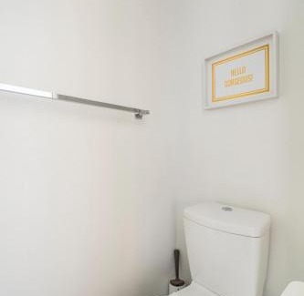 Toronto Entertainment District Apartment | High Rise Condo with Stunning Lake and CN tower view