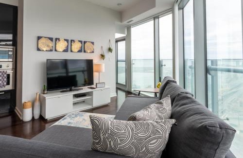 Toronto Entertainment District Apartment | High Rise Condo with Stunning Lake and CN tower view