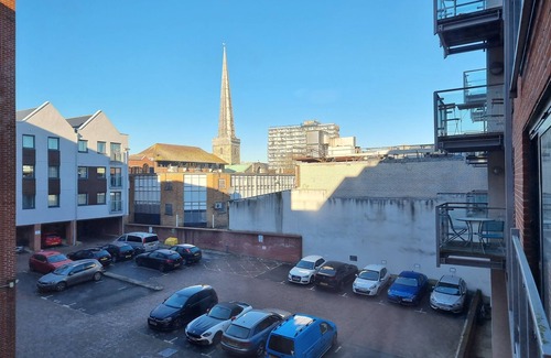 Southampton City Centre Apartment | High Street 2 BR Apartment - King Bed | Wise Stays