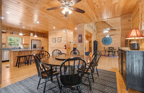 Black Mountain Cabin | High Top Lodge | Luxe Views, Hot Tub + Biltmore Pass | 22min to Asheville