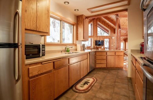 Dorrington Ski Chalet | High Trees Haven~EV Charging Plug, Sauna, Heat & A/C!