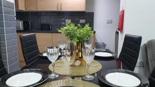 Wellingborough House | Highfield House - Ensuite, Parking, Wifi, Smart TV, Self Catering - Serving Contractors, Tourists, Santa Pod & Silverstone!