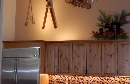 Fairways House | Highland Heaven, Free Shuttle/Parking, Hot Tub, 4 Private BR W/4 Private Baths.