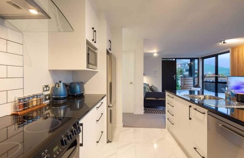 Queenstown Apartment | Highlands Apt – Luxury Lake Views, BBQ & Air Con