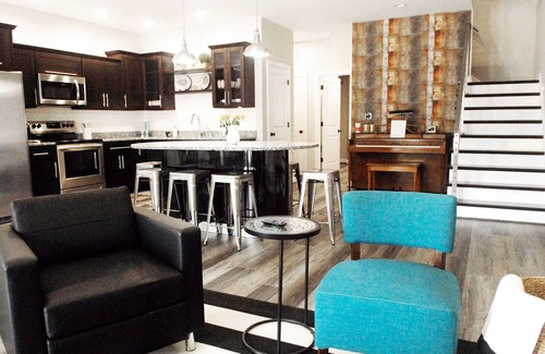 Louisville House | "Highlands Lookout: Your Gateway to Louisville's Ultimate Adventure!"