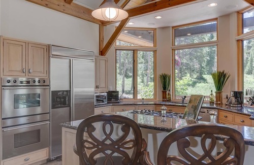 The Highlands House | Highlands Luxury Mnt Home, All Ski Run Views, Close to Gondola, Free VIP Shuttle