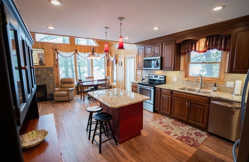 Schroon Lake Cabin | Highly recommended lake side cabin. Welcome to Majestic Pines on Schroon Lake.
