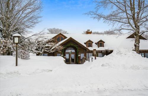 Central Vermont- Killington Hotel | Highridge B16A Inviting Queen Room for Two with Access to Pool and Hot Tub