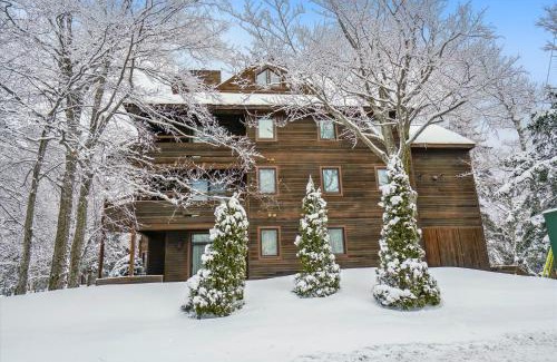 Central Vermont- Killington Hotel | Highridge B16A Inviting Queen Room for Two with Access to Pool and Hot Tub