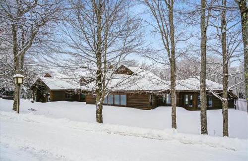 Central Vermont- Killington Hotel | Highridge B16A Inviting Queen Room for Two with Access to Pool and Hot Tub