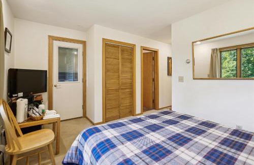 Central Vermont- Killington House | Highridge J5A Comfortable Hotel Room Stay with Access to Pool, Hot Tub & Gym!