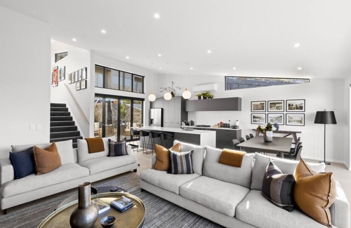 Queenstown House | Highview Hideaway - hot tub with lake views