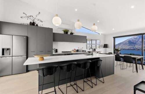 Queenstown Villa | Highview Hideaway - hot tub with lake views