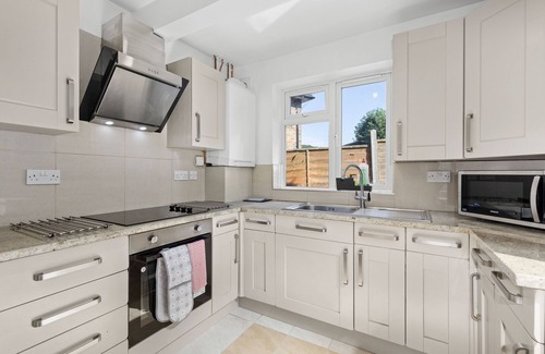 Brighton Cottage | Highway Haven With Free Parking By My Getaways