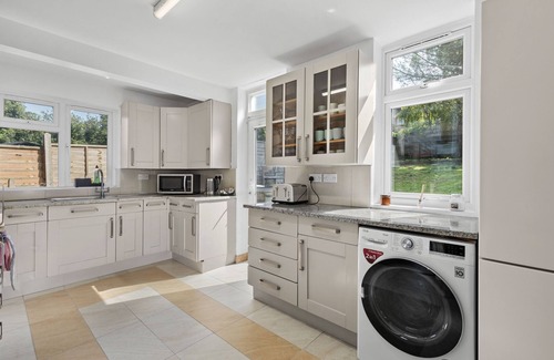 Brighton Cottage | Highway Haven With Free Parking By My Getaways