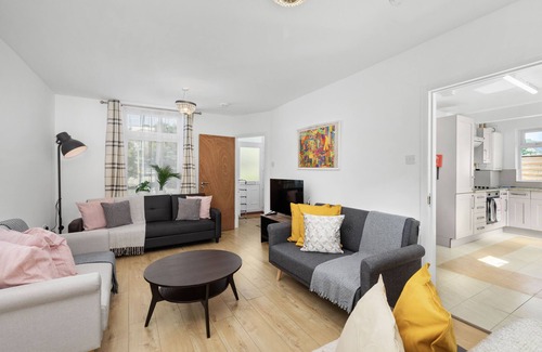 Brighton Cottage | Highway Haven With Free Parking By My Getaways