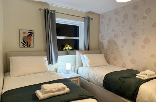 Colchester House | Highwoods Haven Luxury Stay with Garden and Parking