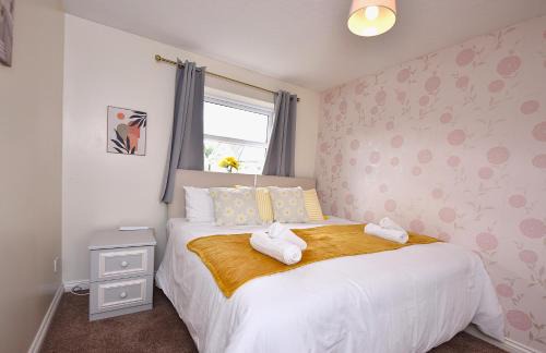 Colchester House | Highwoods Haven Luxury Stay with Garden and Parking