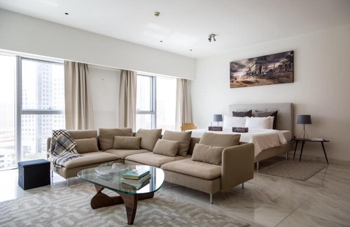 DIFC Apartment | HiGuests - Luxury Studio with Panoramic City Views and Pool