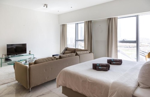 DIFC Apartment | HiGuests - Luxury Studio with Panoramic City Views and Pool