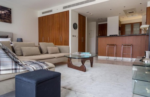 DIFC Apartment | HiGuests - Luxury Studio with Panoramic City Views and Pool