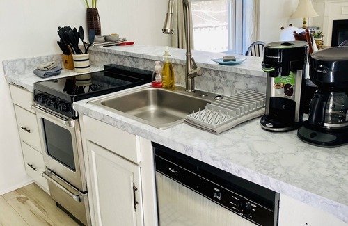 Beech Mountain Condo | Hike, Bike, Wineries! Fireplace & Level Entry!