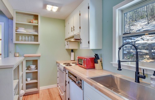 Sky Valley Apartment | Hike, Golf & Relax: Pet-Friendly Apt in Dillard