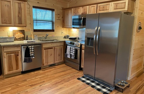 Murphy Cabin | Hiker’s Hideaway Cabin, Forest View, Hot Tub, Fast WiFi, Fireplace