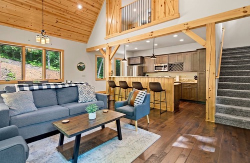 Spruce Pine Cabin | Hiking, waterfalls & tubing all nearby!