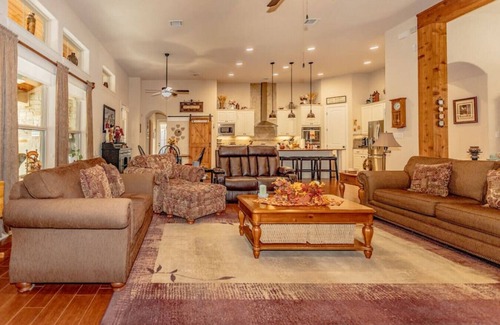 Austin House | Hill Country 5 Acre Ranch Home Heated Pool/Views Mins to Wineries & More!