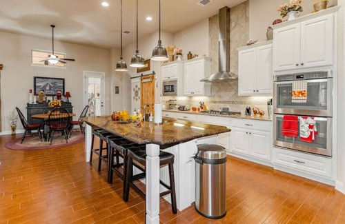 Austin House | Hill Country 5 Acre Ranch Home Heated Pool/Views Mins to Wineries & More!