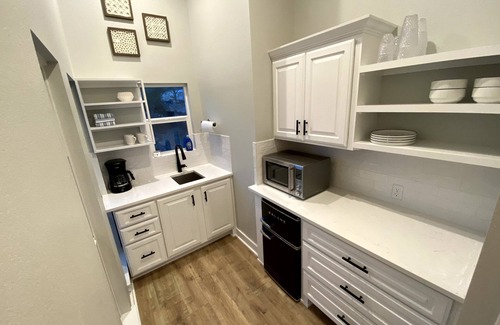 Fischer Cottage | Hill Country Modern Cottage - 5 minutes to the boat ramps