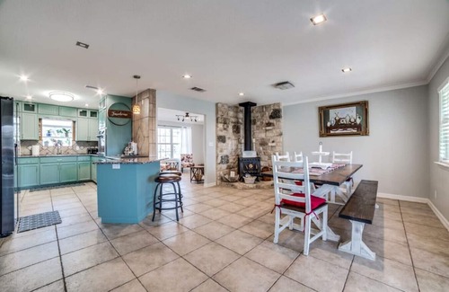 Johnson City House | Hill Country Retreat I Private Pool & Hot Tub I Mins to Wineries & Town Square