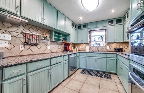 Johnson City House | Hill Country Retreat I Private Pool & Hot Tub I Mins to Wineries & Town Square