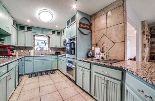 Johnson City House | Hill Country Retreat I Private Pool & Hot Tub I Mins to Wineries & Town Square