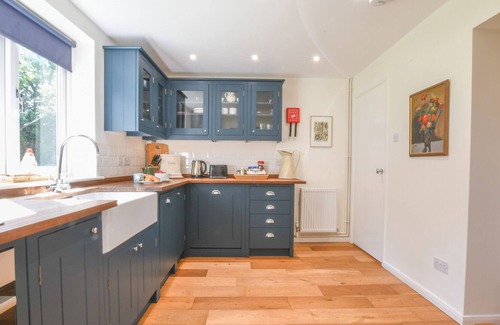 Martlesham Heath Cottage | HILL HOUSE, RAMSHOLT, pet friendly, with hot tub in Ramsholt