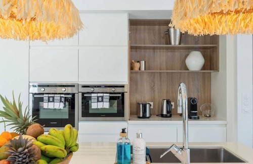 Petit-Bourg House | Hill Rock Villas - Coral Red